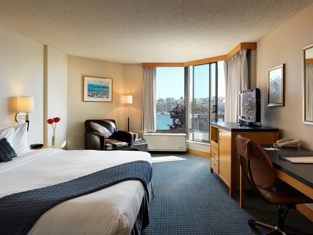 At Laurel Point Hotel 4*